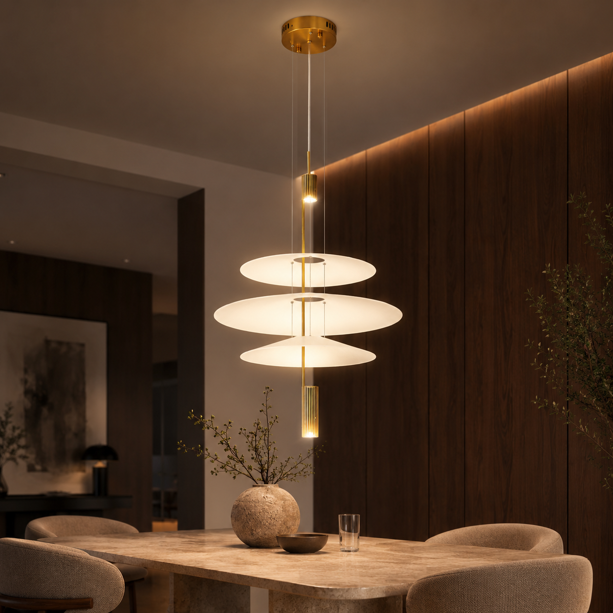 Lustre moderne doré suspendu avec trois plateaux lumineux blancs, diamètre 40 cm