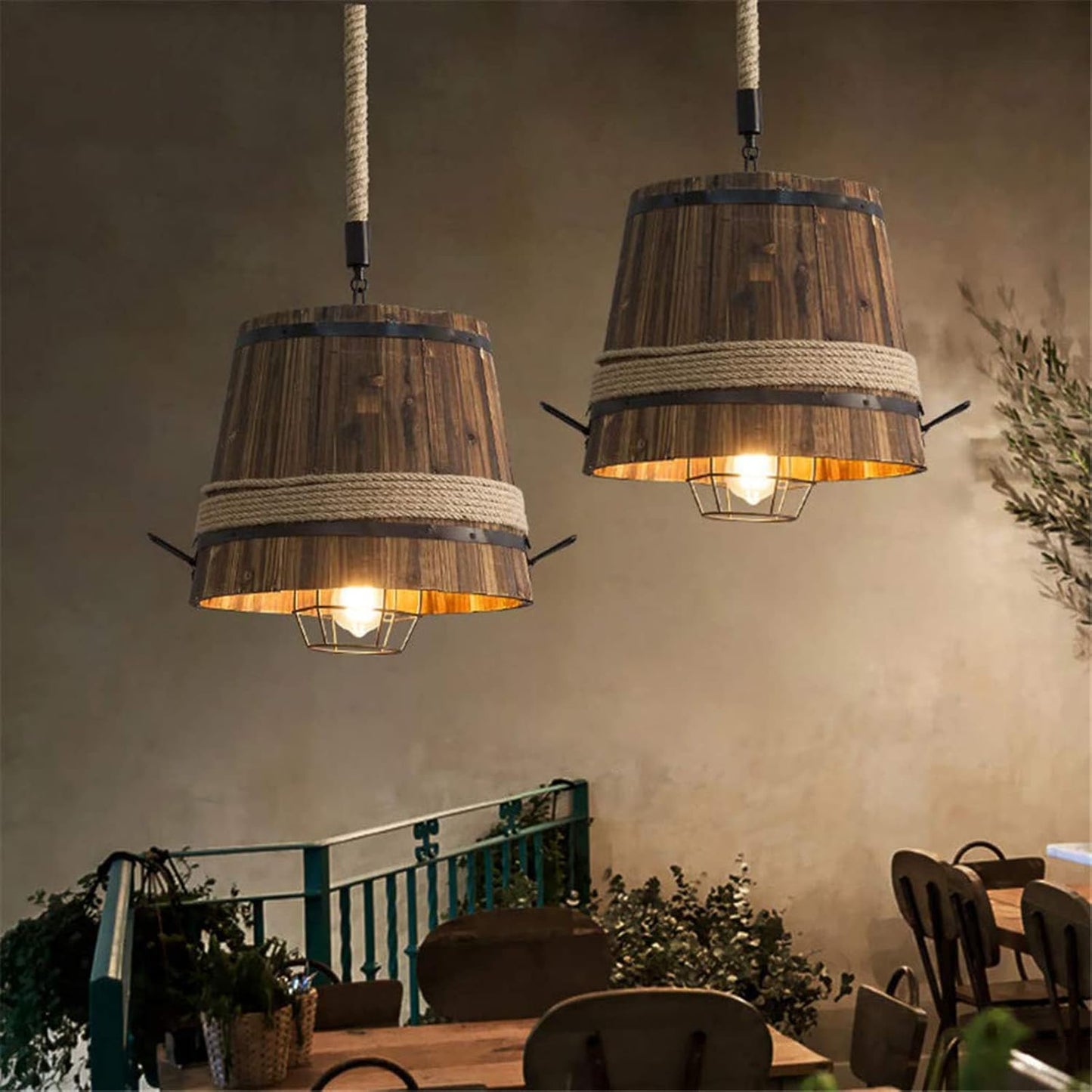 Lustre sous forme de seau en bois