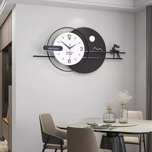 Horloge murale noire avec cerf doré